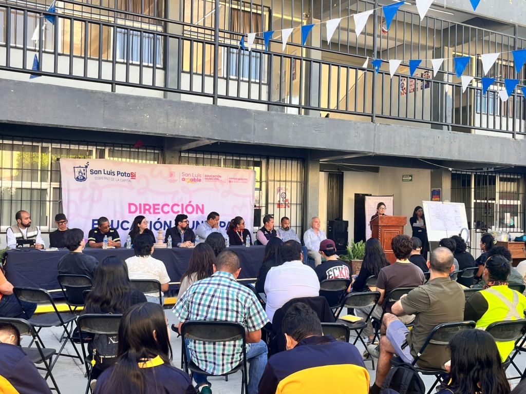 Alumnos y público de la Secundaria Benito Juárez sentados frente al presidium para presenciar la instalación del observatorio juvenil